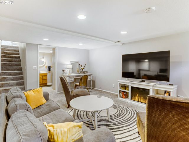 152 Ne 5TH Ave, Canby, OR 97013