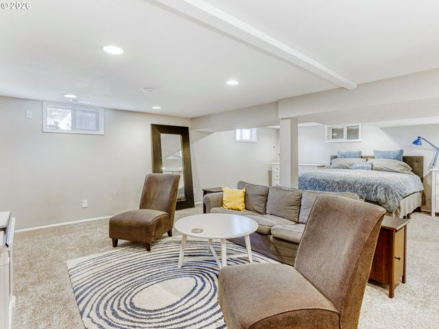 152 Ne 5TH Ave, Canby, OR 97013