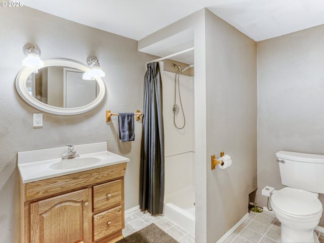 152 Ne 5TH Ave, Canby, OR 97013