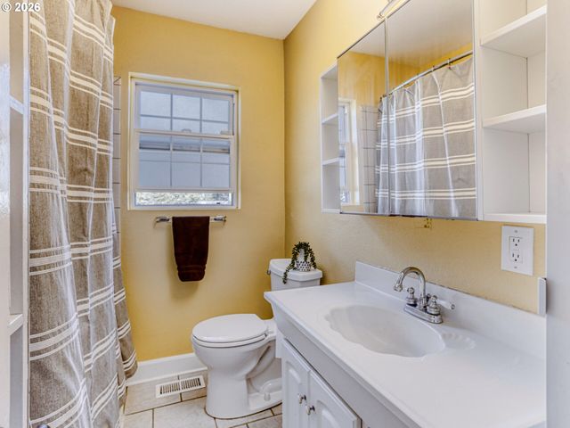 152 Ne 5TH Ave, Canby, OR 97013