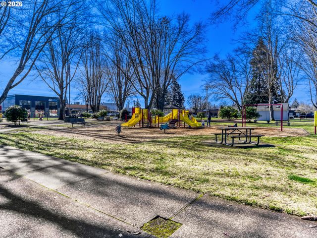 152 Ne 5TH Ave, Canby, OR 97013