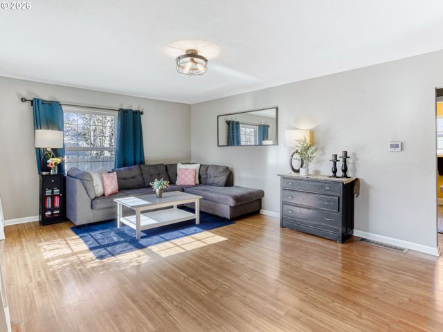 152 Ne 5TH Ave, Canby, OR 97013