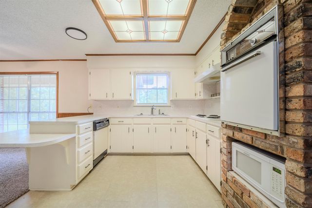 1214 W George Richey, Gladewater, TX 75647