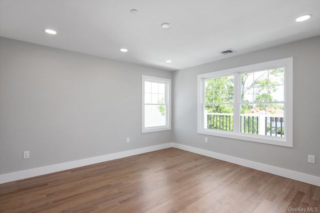 21 Island Parkway N, Island Park, NY 11558