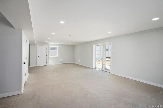 21 Island Parkway N, Island Park, NY 11558
