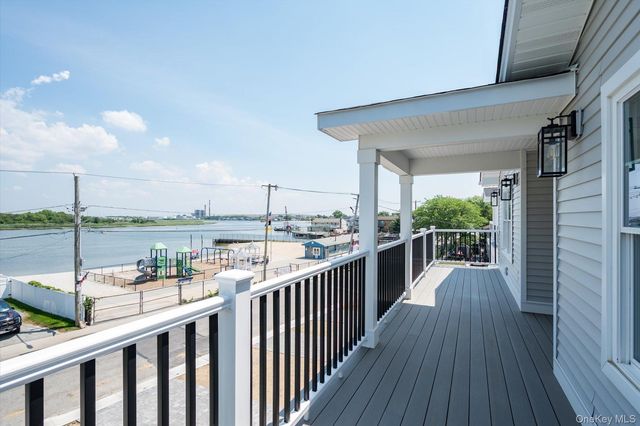21 Island Parkway N, Island Park, NY 11558