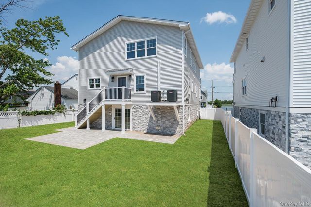 21 Island Parkway N, Island Park, NY 11558