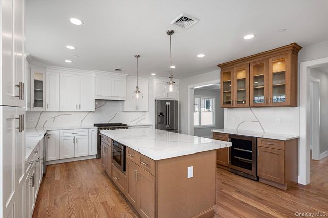 21 Island Parkway N, Island Park, NY 11558