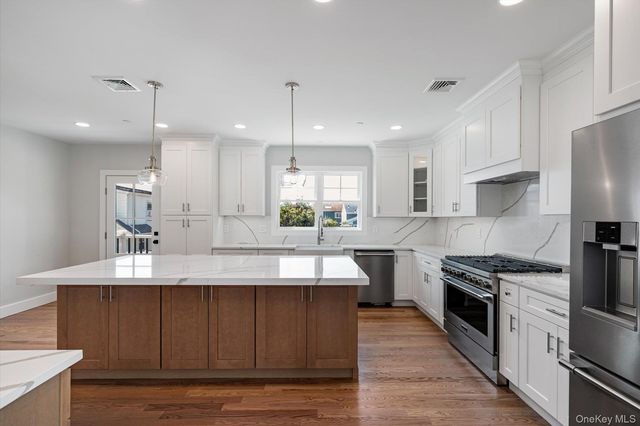 21 Island Parkway N, Island Park, NY 11558