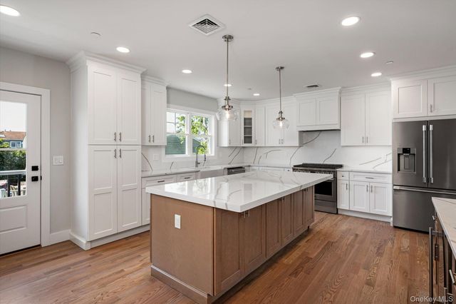 21 Island Parkway N, Island Park, NY 11558