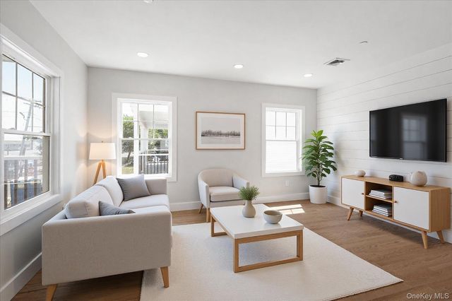 21 Island Parkway N, Island Park, NY 11558