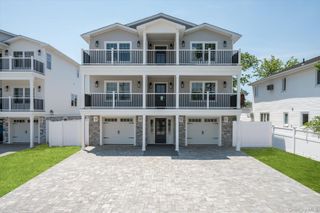21 Island Parkway N, Island Park, NY 11558