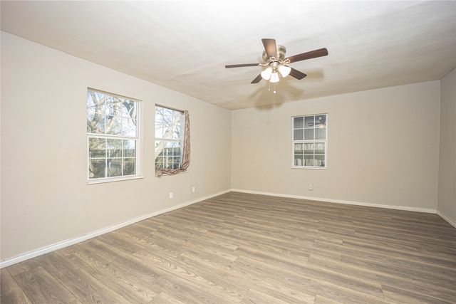 910 S Chatfield Street, Ennis, TX 75119