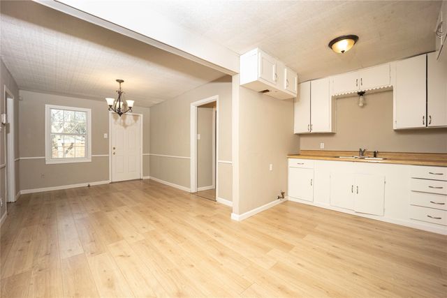 910 S Chatfield Street, Ennis, TX 75119