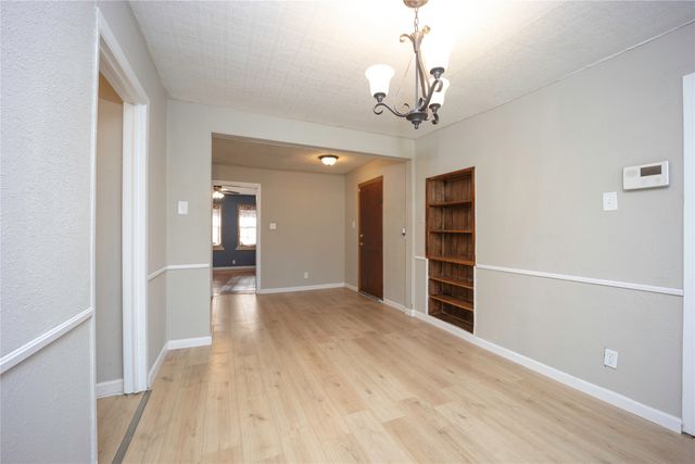 910 S Chatfield Street, Ennis, TX 75119