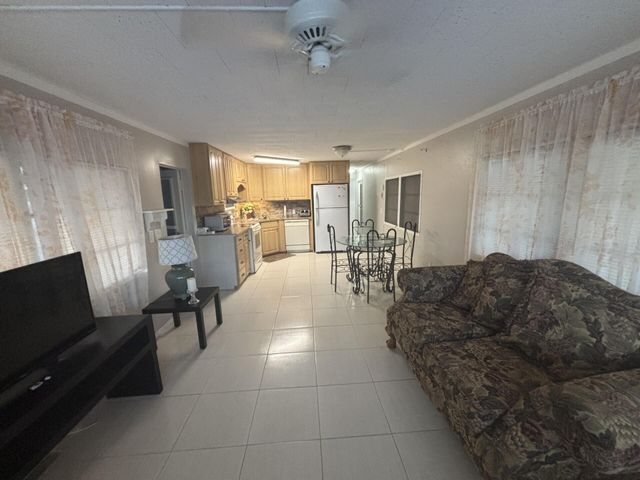 562 NE 47th St, Lot 393, Deerfield Beach, FL 33064