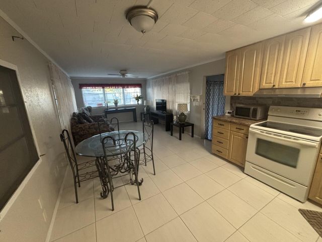 562 NE 47th St, Lot 393, Deerfield Beach, FL 33064