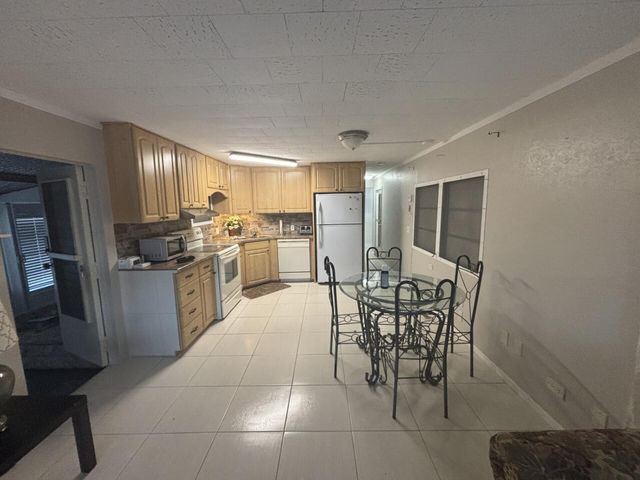 562 NE 47th St, Lot 393, Deerfield Beach, FL 33064