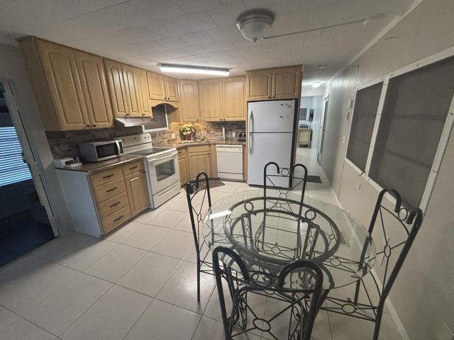 562 NE 47th St, Lot 393, Deerfield Beach, FL 33064