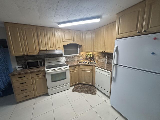 562 NE 47th St, Lot 393, Deerfield Beach, FL 33064