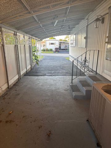 562 NE 47th St, Lot 393, Deerfield Beach, FL 33064