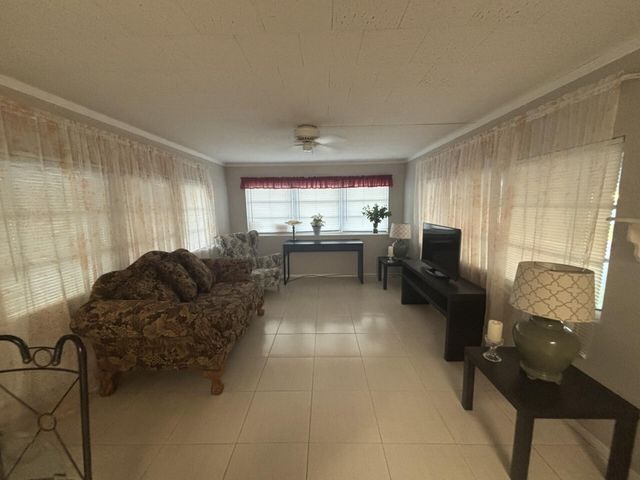 562 NE 47th St, Lot 393, Deerfield Beach, FL 33064