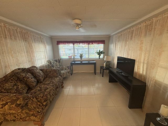 562 NE 47th St, Lot 393, Deerfield Beach, FL 33064