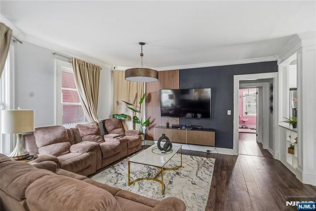 283 Hamilton Place, Hackensack, NJ 07601