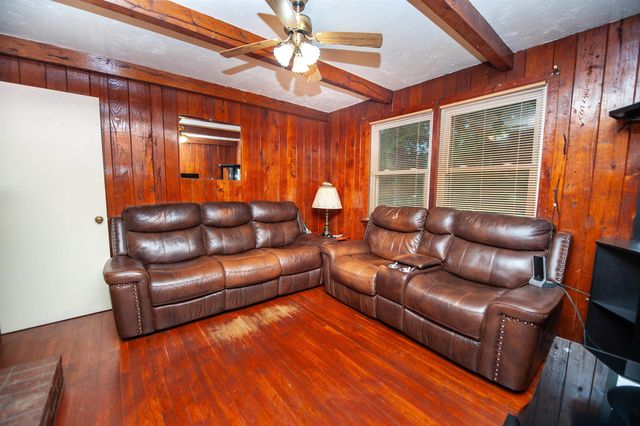 710 Neighborhood Rd, Wellford, SC 29385