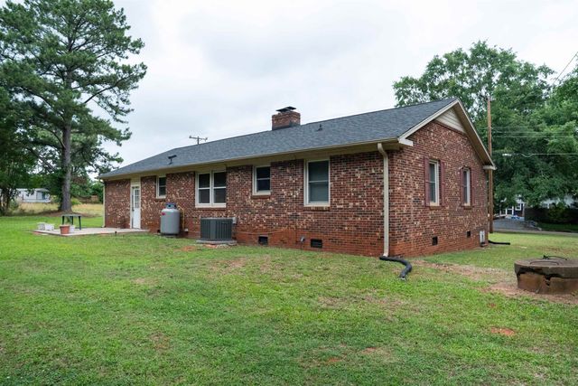 710 Neighborhood Rd, Wellford, SC 29385