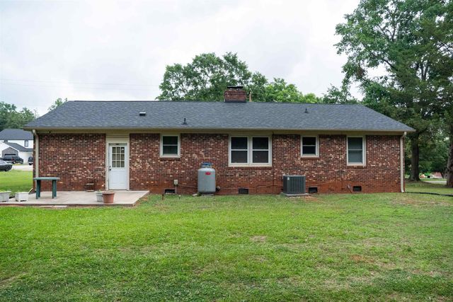 710 Neighborhood Rd, Wellford, SC 29385