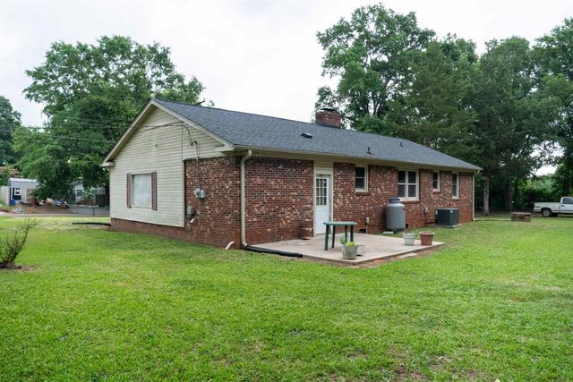 710 Neighborhood Rd, Wellford, SC 29385