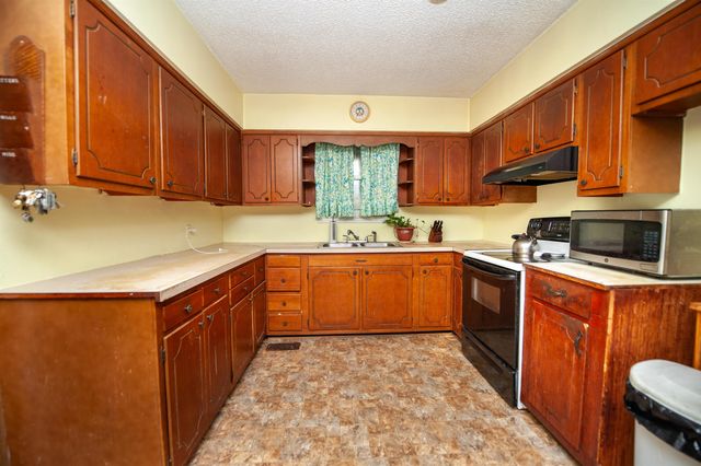 710 Neighborhood Rd, Wellford, SC 29385