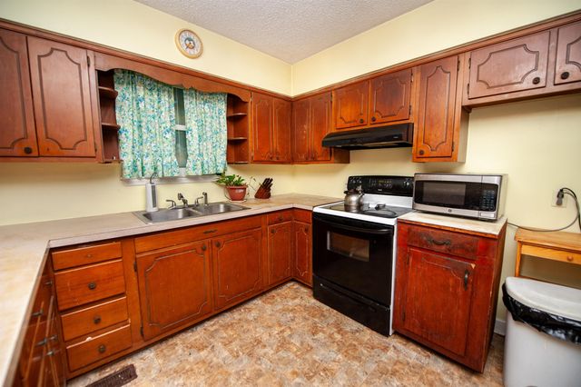 710 Neighborhood Rd, Wellford, SC 29385