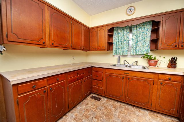 710 Neighborhood Rd, Wellford, SC 29385