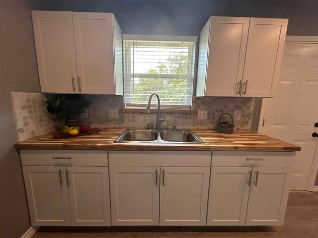 304 Crestview Dr, Elgin, OK 73538