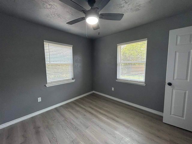 304 Crestview Dr, Elgin, OK 73538