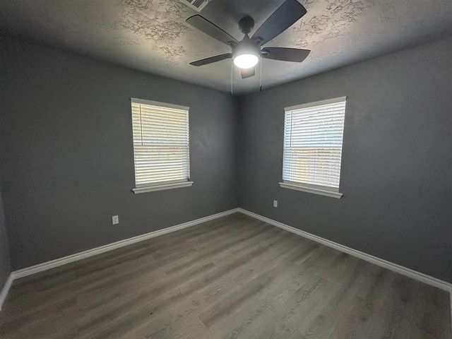 304 Crestview Dr, Elgin, OK 73538