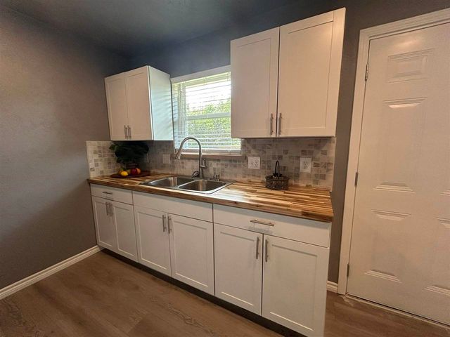 304 Crestview Dr, Elgin, OK 73538