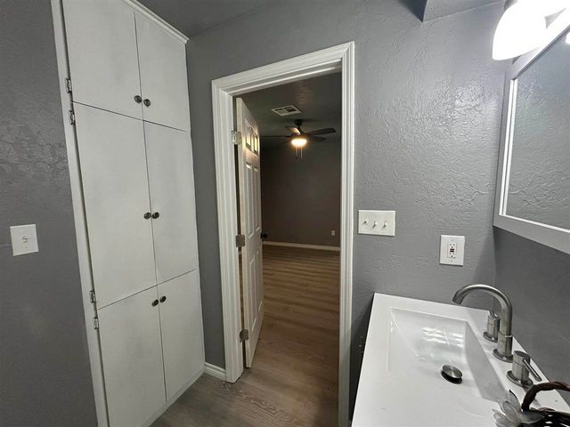 304 Crestview Dr, Elgin, OK 73538