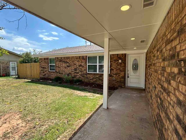 304 Crestview Dr, Elgin, OK 73538
