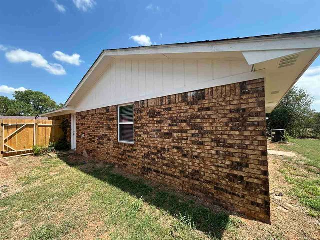 304 Crestview Dr, Elgin, OK 73538