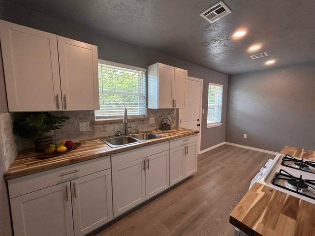 304 Crestview Dr, Elgin, OK 73538