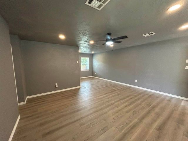 304 Crestview Dr, Elgin, OK 73538