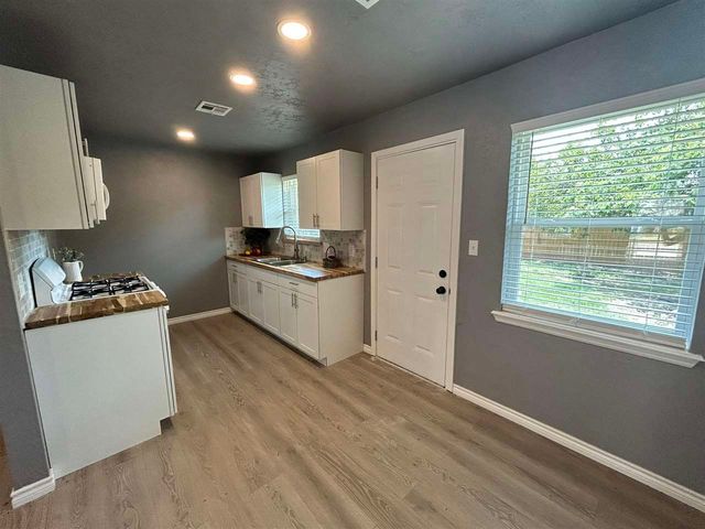 304 Crestview Dr, Elgin, OK 73538