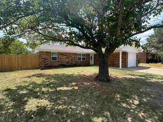 304 Crestview Dr, Elgin, OK 73538
