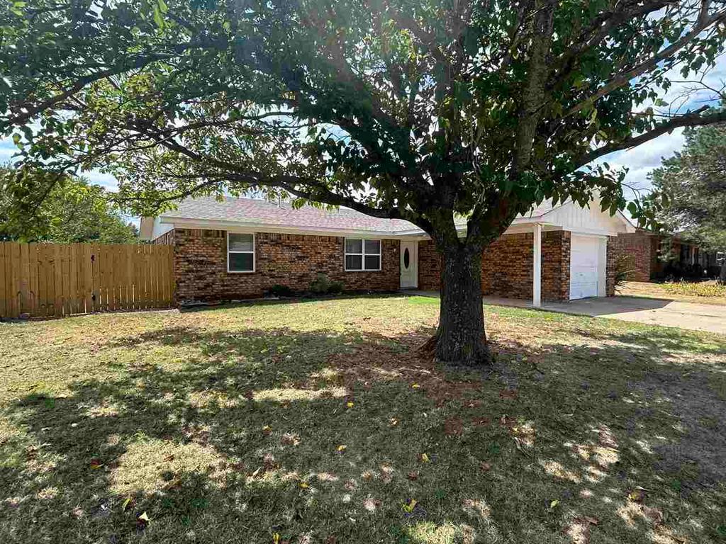 304 Crestview Dr, Elgin, OK 73538