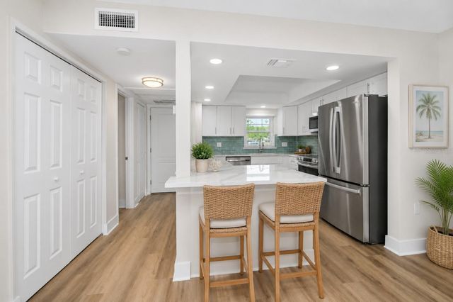 4650 COVE CIRCLE 105, St Petersburg, FL 33708