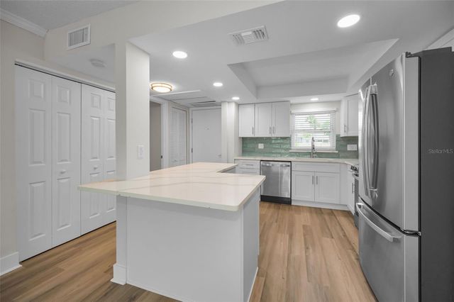 4650 COVE CIRCLE 105, St Petersburg, FL 33708