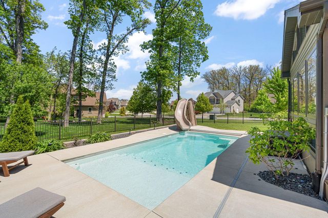 906 Theresa Drive, Crown Point, IN 46307